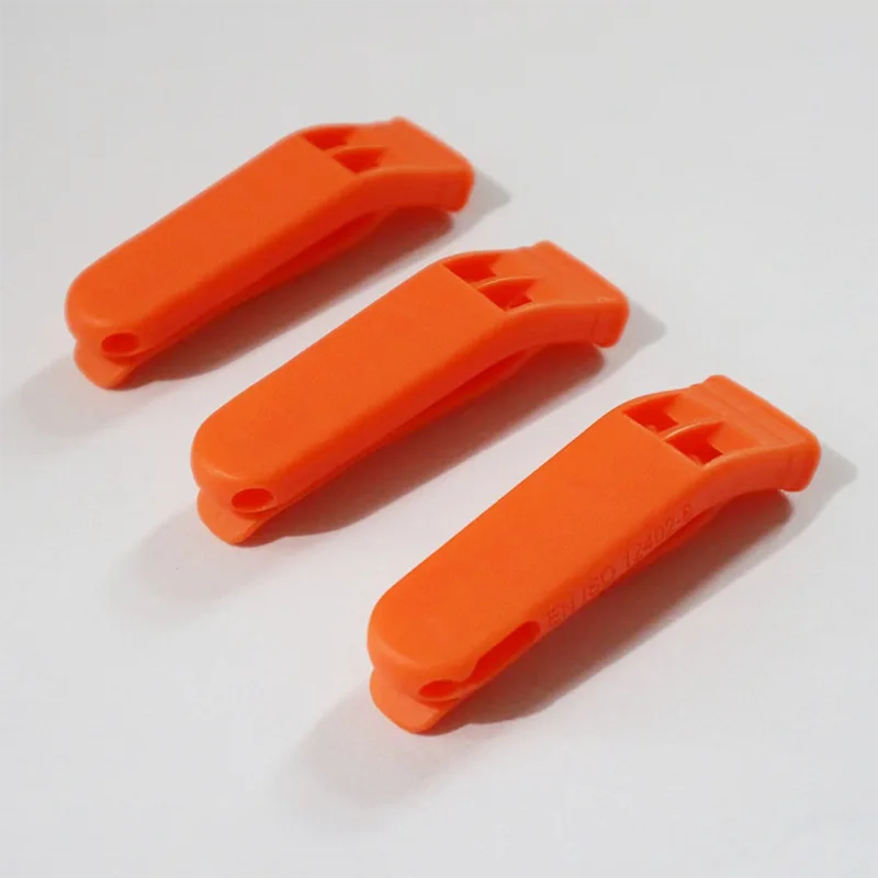 Cad as a ndéantar feadóga plaisteacha?